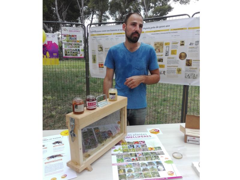 Sylvain DESTRE apiculteur référent et apiculteur professionnel, dégustation de miel et ruchette vitrée - Crédit photo Virginie Hateau UNAF